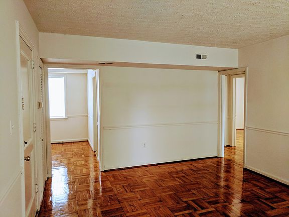 4th image of 2702 Kensington Ave APT 1