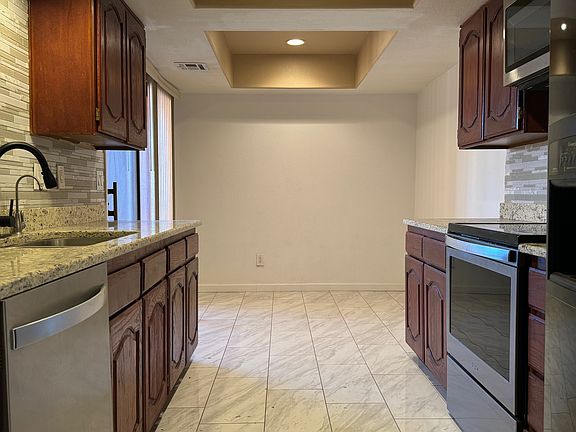 Kitchen with eat in kitchen