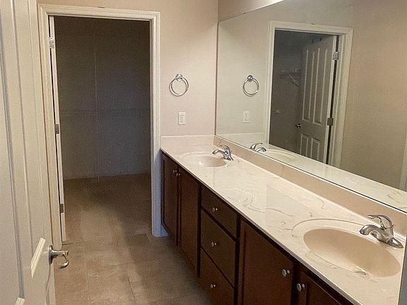 4th image of 310 Stonevillage Dr E #9