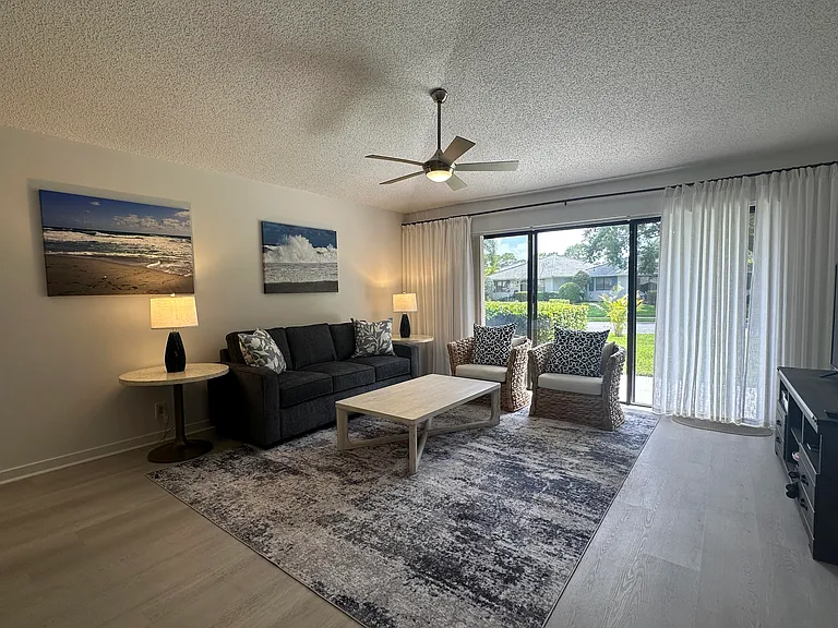 402 Club Dr — Photo 2