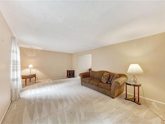 4th image of 216 Cheryl Dr