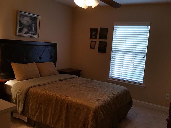 Large and confortable spare bedroom