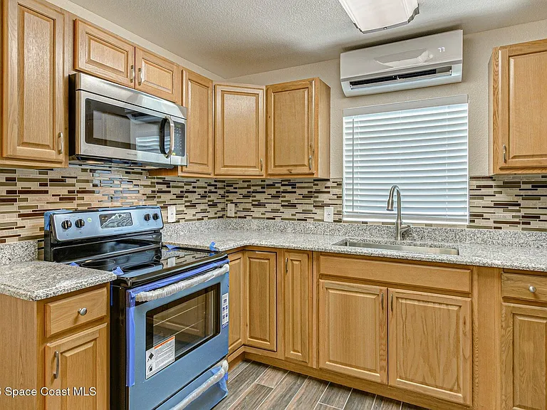 175 NW Valencia Rd — Photo 8