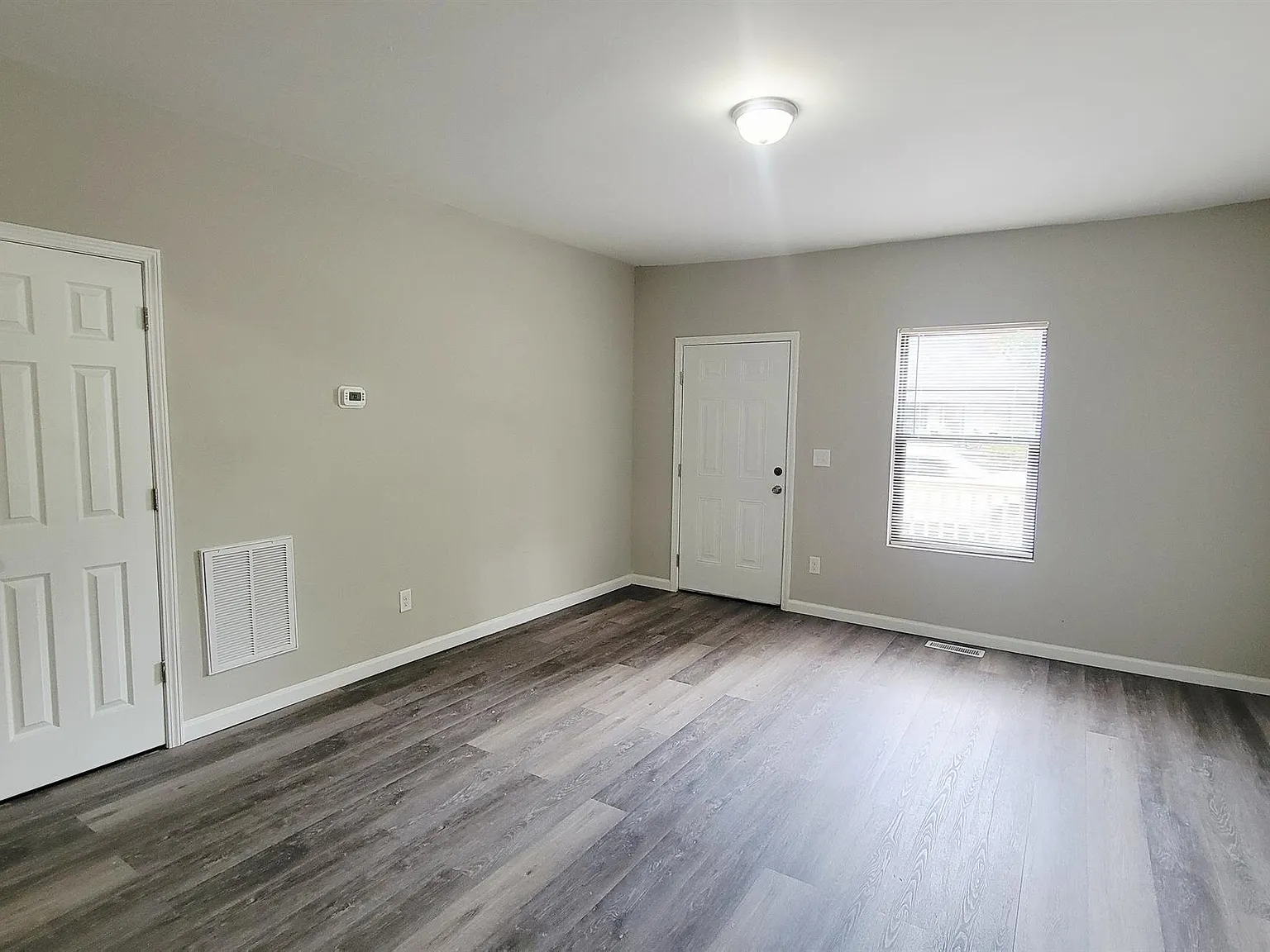 1142 S Dekalb St — Photo 2
