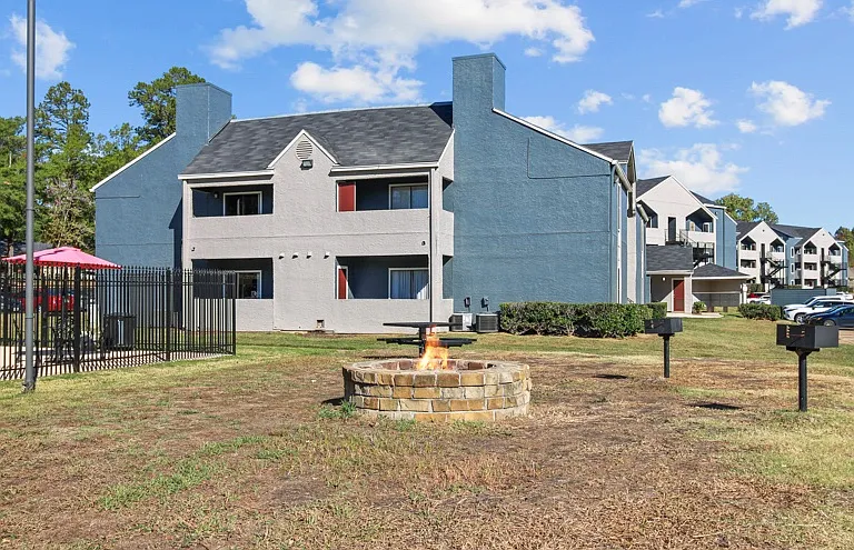 Hollytree Apartments — Photo 32