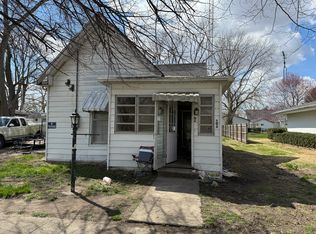 504 S Broadway St, Newman, IL 61942