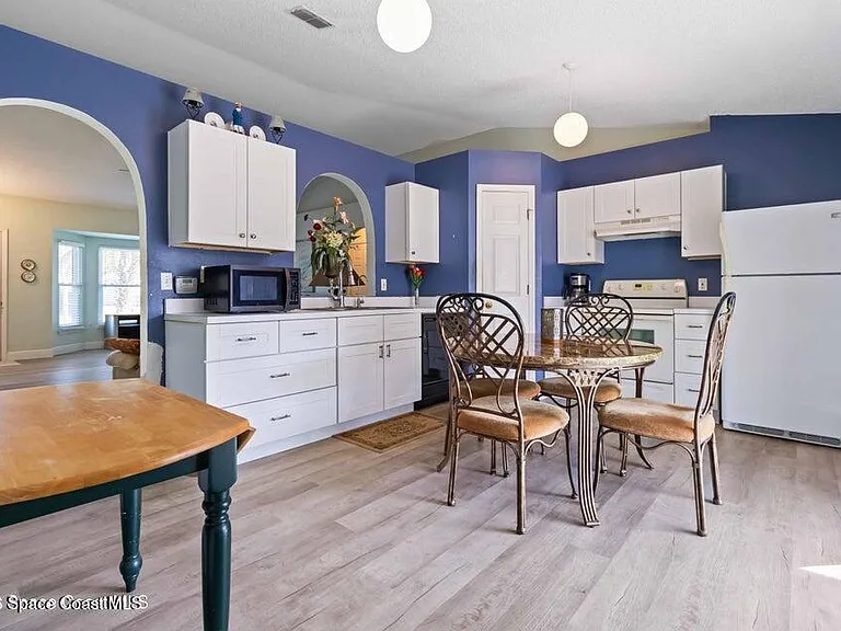 308 Tamarind Cir NW — Photo 8
