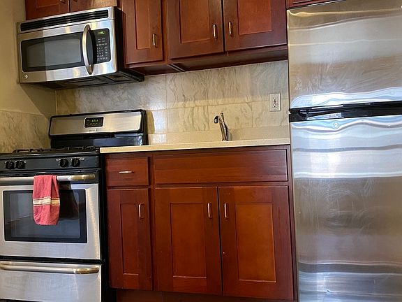 2nd image of 206 Grand St #16