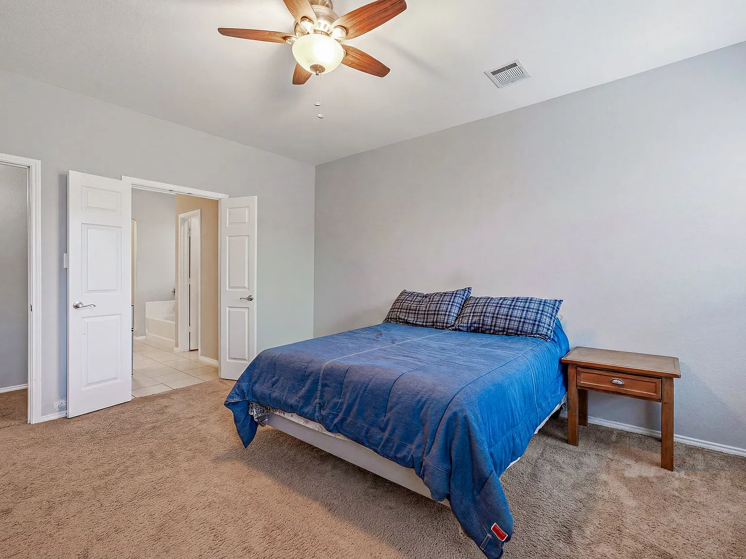 4 bed, 2356 sqft, $2,500 — Photo 4