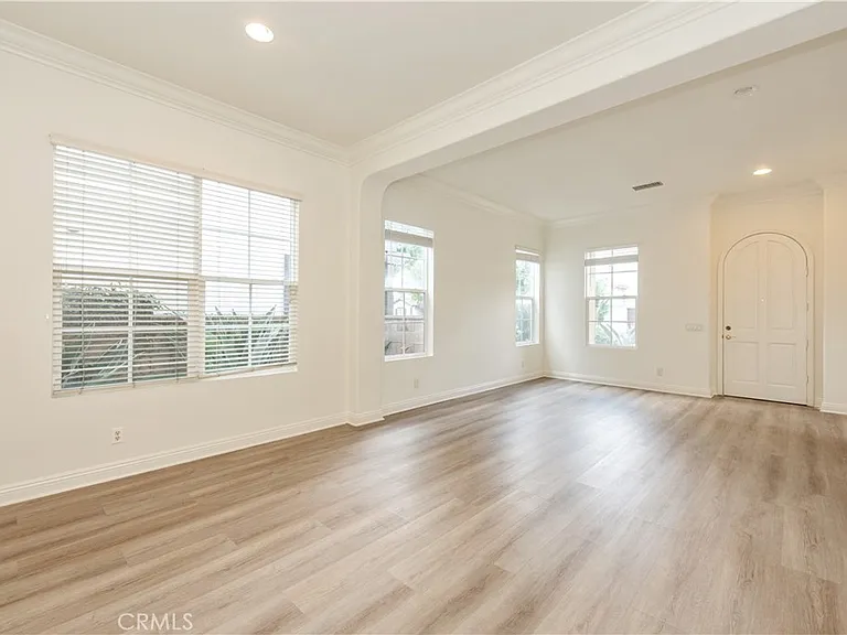 32 Sebastian — Photo 4