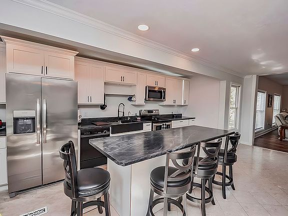 4th image of 588 Cambridge Shores Dr