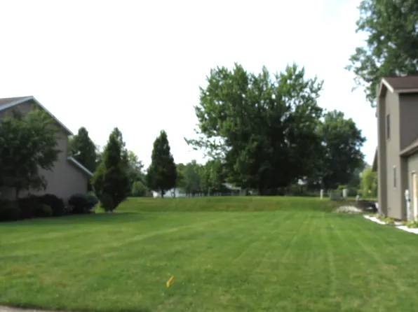 128 Village Green Dr, Sidney, OH 45365