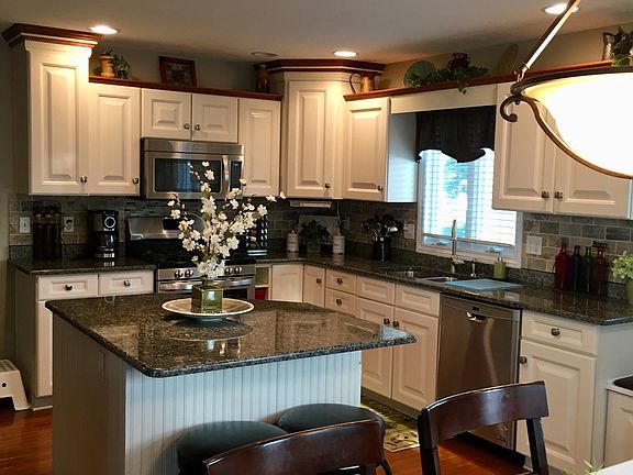 Large kitchen w island