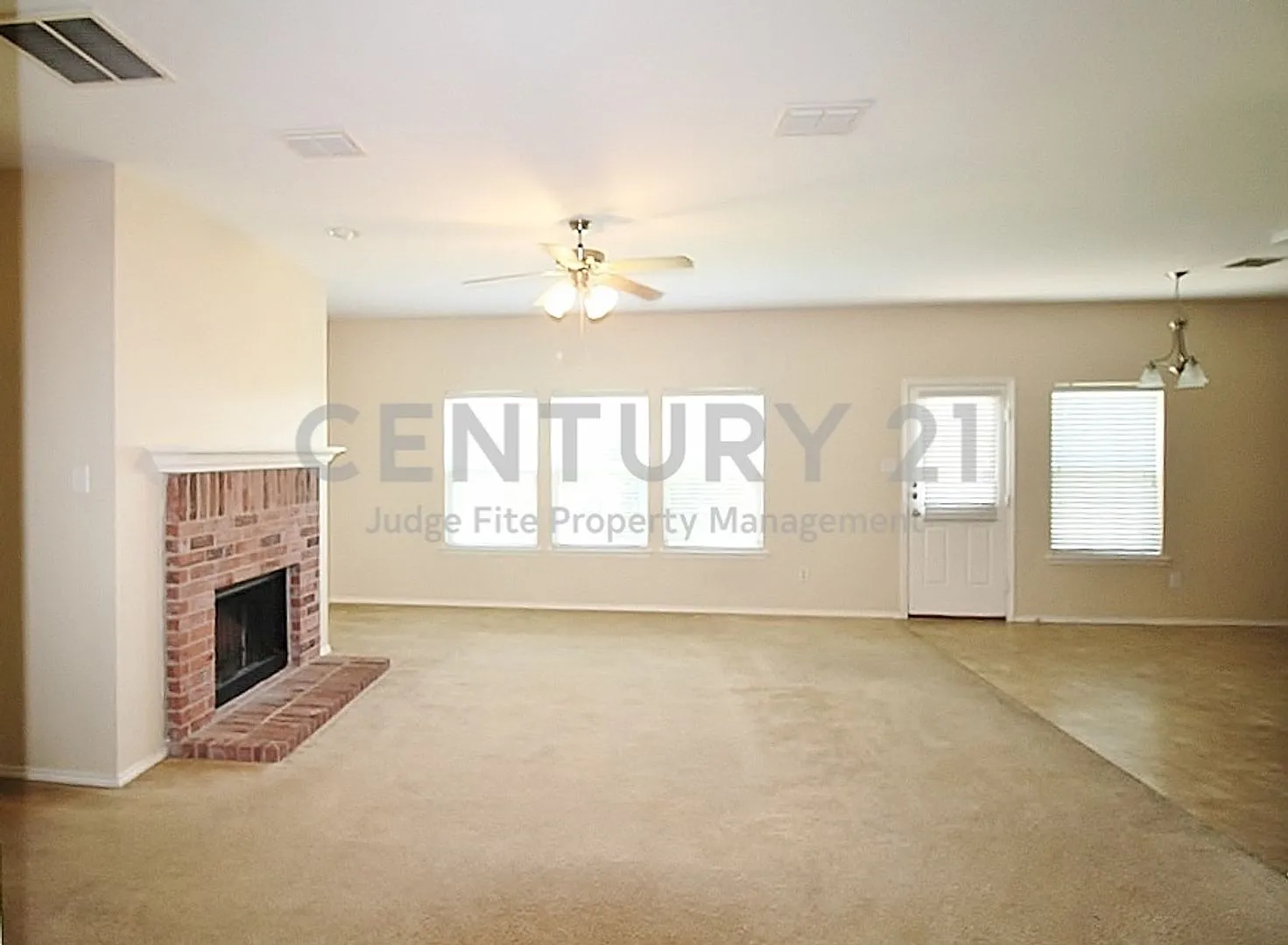 Wonderful 2-Story 4/2.5/2 in Duncanville ISD For Rent! — Photo 4