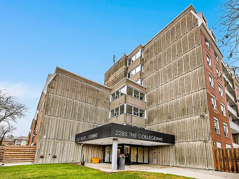 2285 The Collegeway — Photo 10