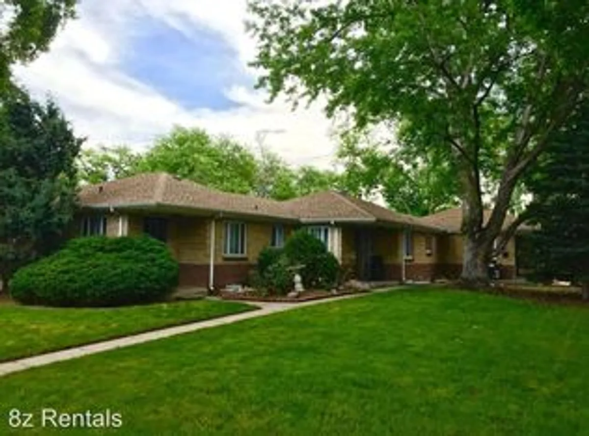 Building Photo - Charming Two Bedroom Garden Level Apartment
