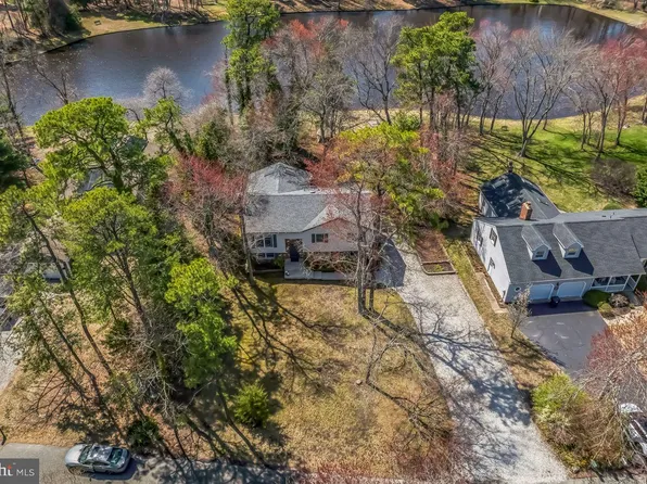 18 Friar Tuck Dr, Medford, NJ 08055