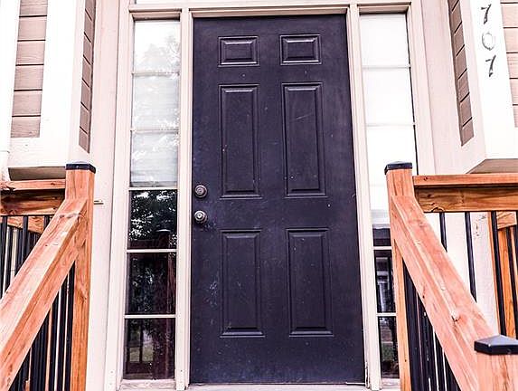 4th image of 707 NW Green Dr
