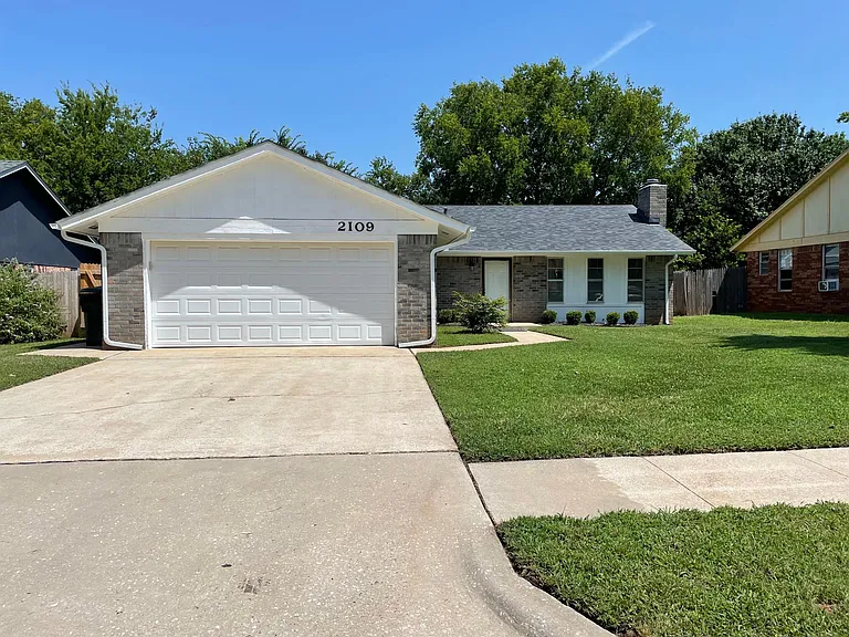 2109 Oakvista Cir — Photo 1