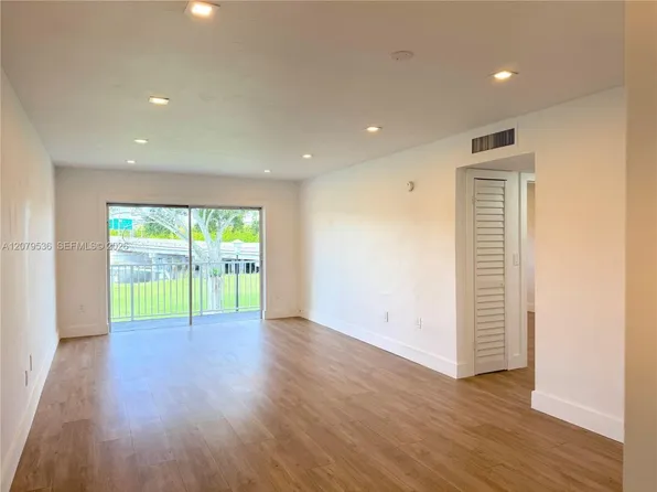 7660 SW 82nd St APT H208, Miami, FL 33143