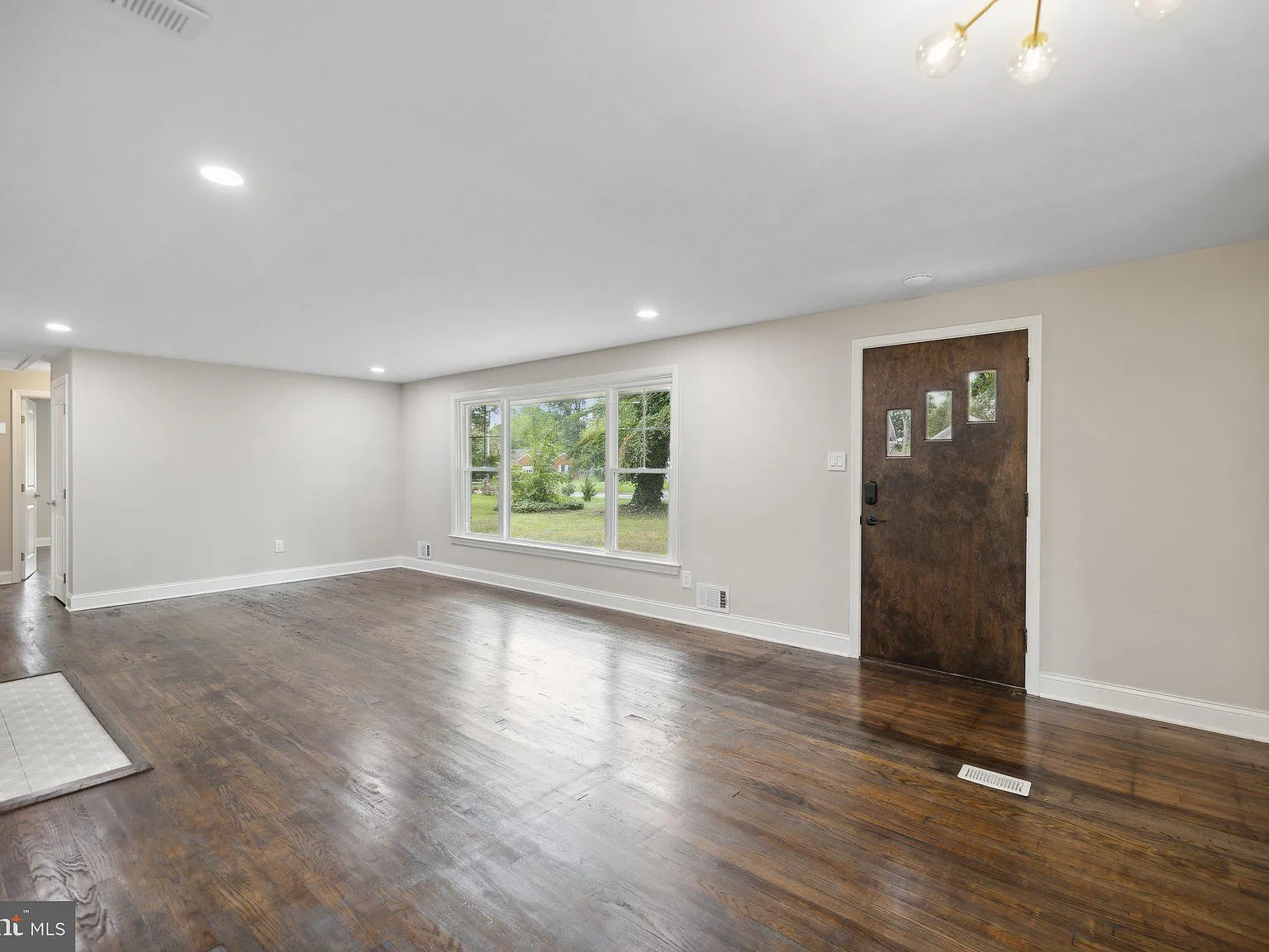 3 bed, 2.0 bath, 1800 sqft, $3,800 — Photo 2