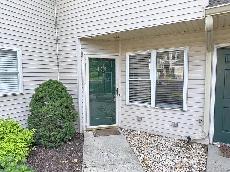 185 Lindfield Cir — Photo 2