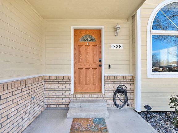 4th image of 728 N Valley Dr