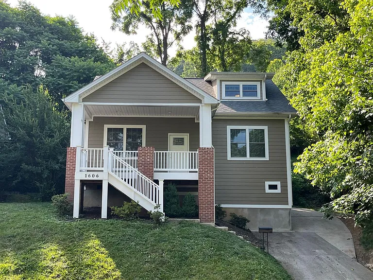 1606 Hamilton Ter SE — Photo 1