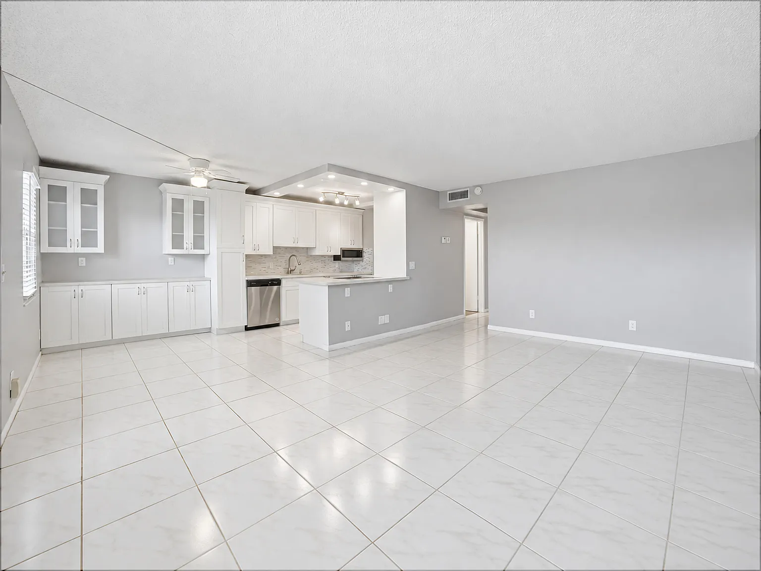 2 bed, 2.0 bath, 861 sqft, $1,700 — Photo 2