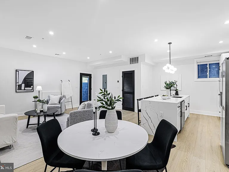616 NW Kenyon St NW #3 — Photo 4