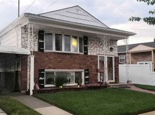 19131 Pineville Ln, Springfield Gardens, NY 11413