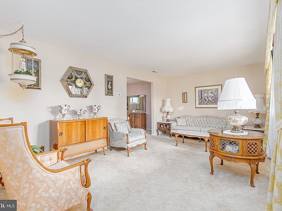 5th image of 409 Camelot Dr