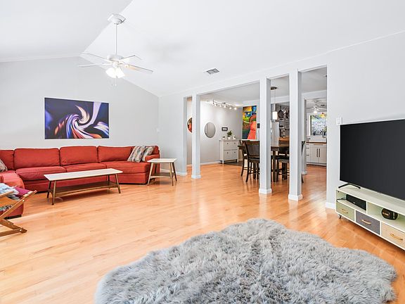 2nd image of 304 Cedarbrook Ct