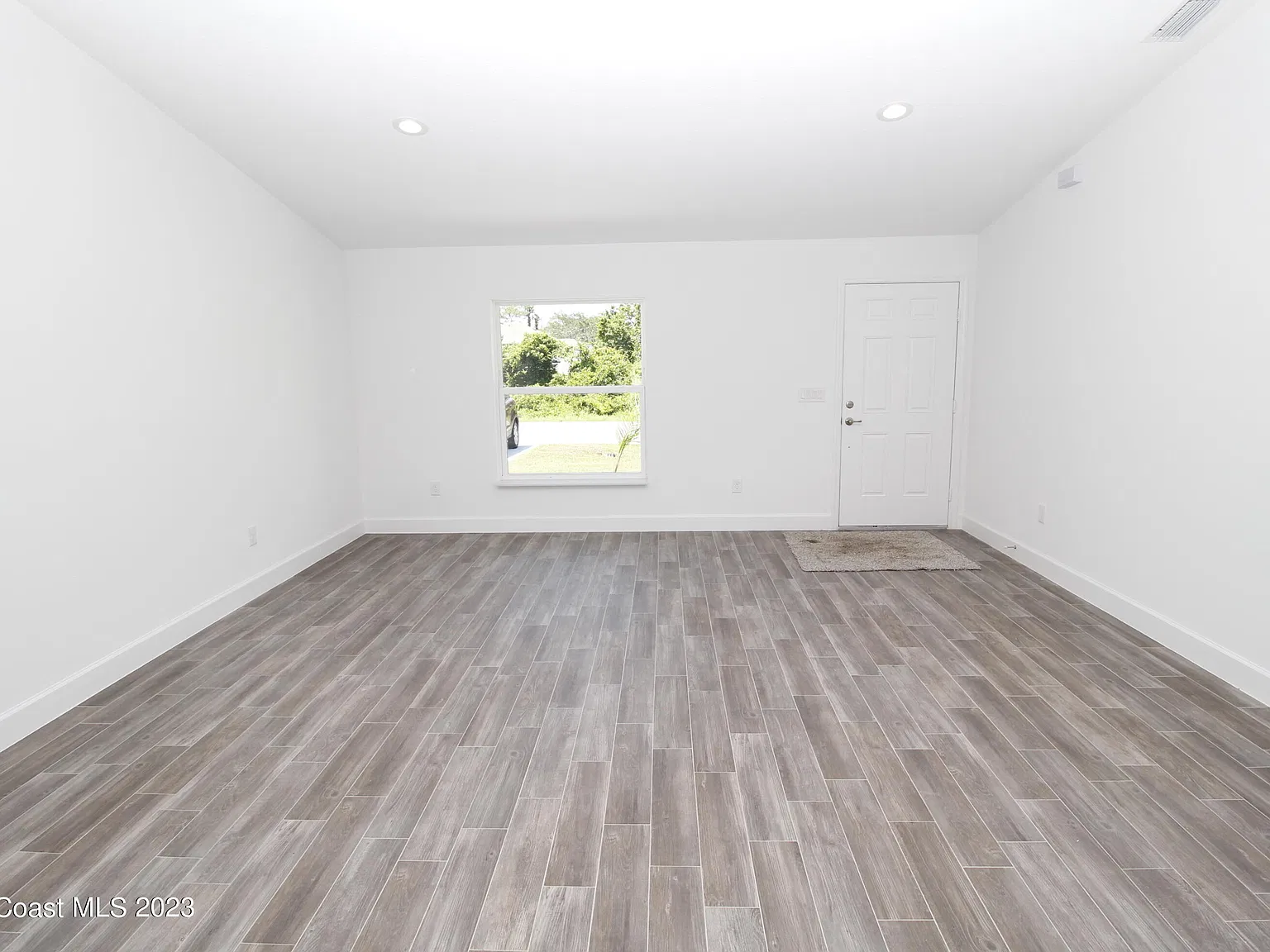 3 bed, 2.0 bath, 1800 sqft, $1,995 — Photo 2