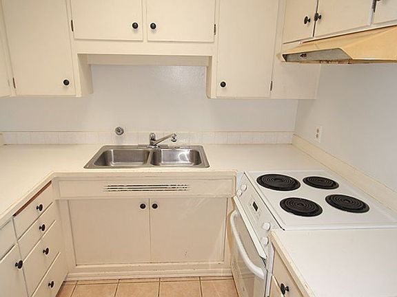 3rd image of 10525 24th Ave NE APT 201