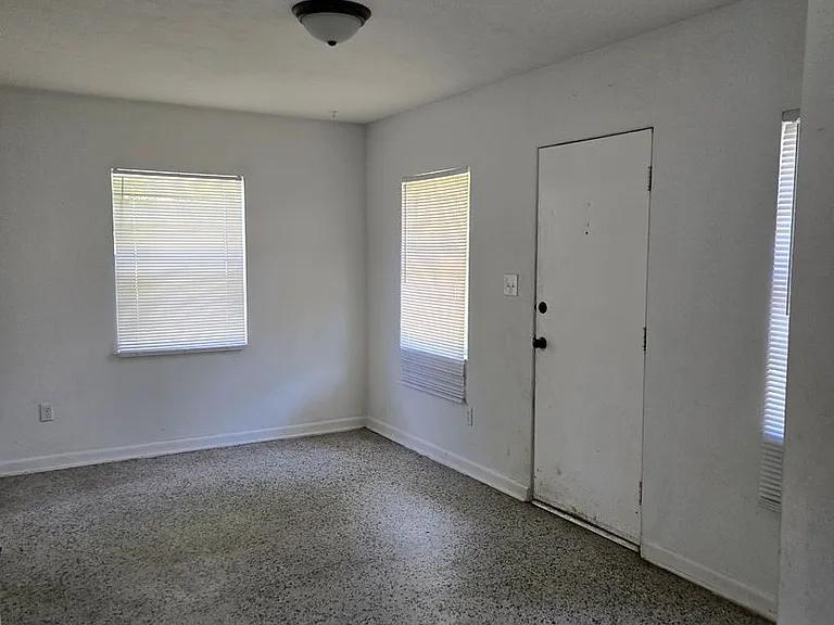 2109 S Mills Ave — Photo 4