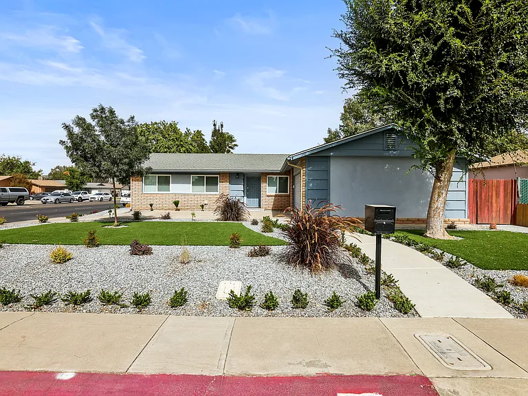 3636 W Tulare Ave — Photo 2