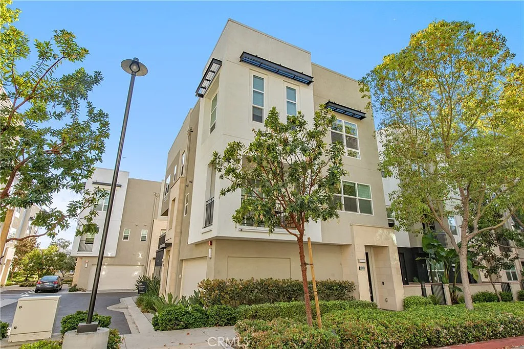 2 bed, 2.5 bath, 1245 sqft, $4,500 — Photo 2