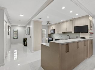 8450 Casa Del Lago #J, Boca Raton, FL 33433