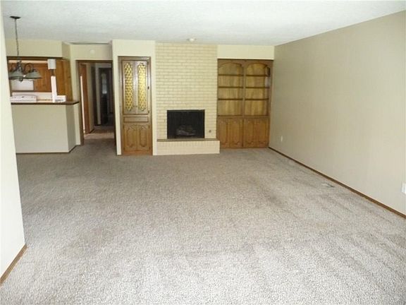 LARGE FAMILY ROOM WITH FIRE PLACE AND WET BAR