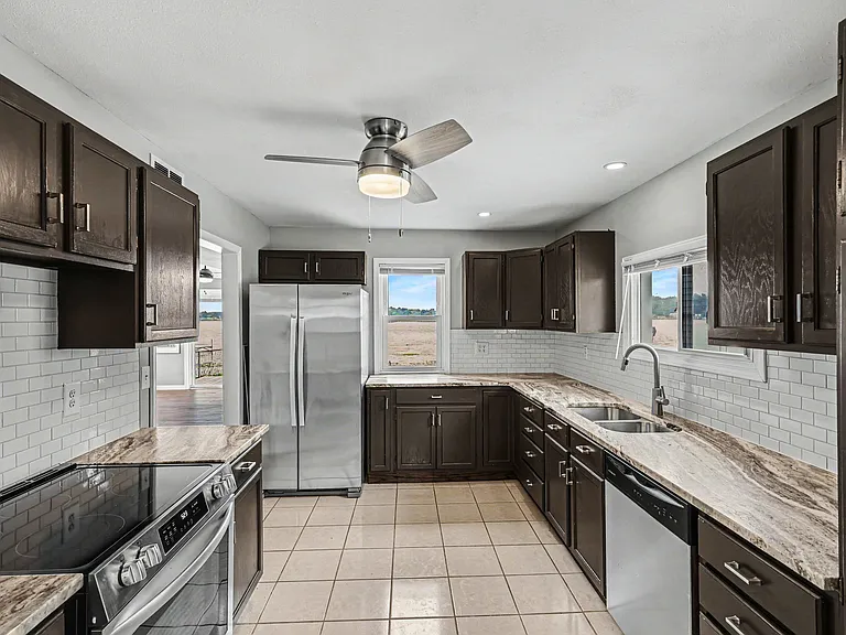 251 Edgewood Dr — Photo 3