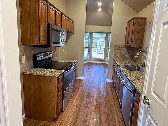 3rd image of 6033 Hillglen Dr