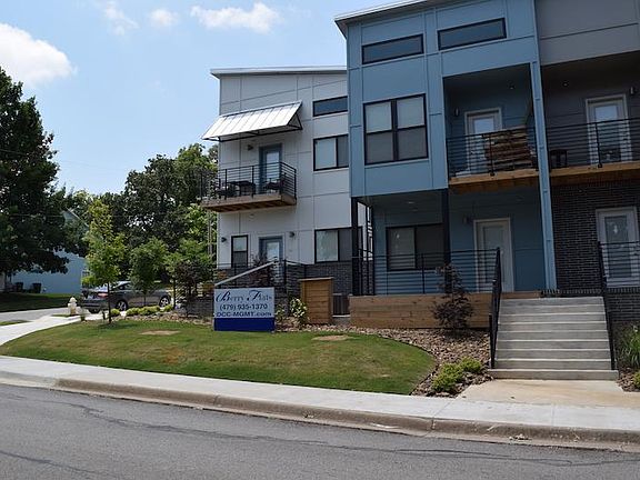 4th image of 906 W Berry St APT 204
