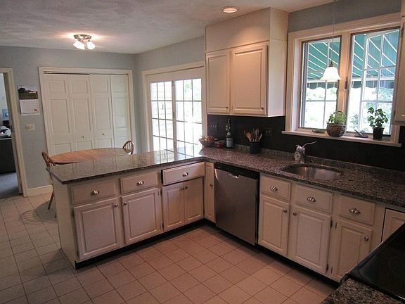 5th image of 4 Woodcrest Dr
