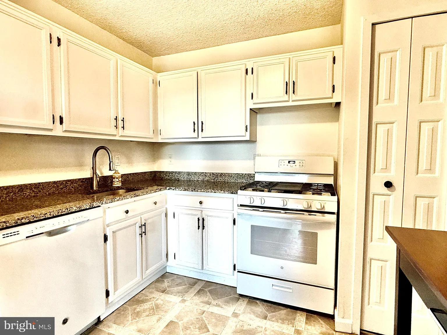 1 bed, 1.0 bath, 981 sqft, $2,200 — Photo 3
