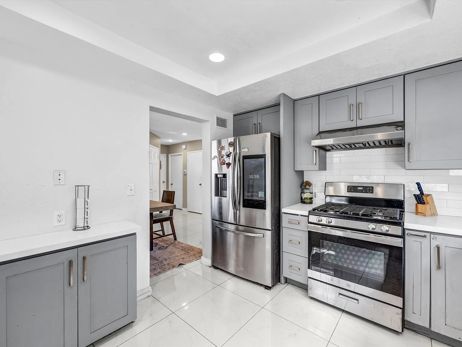 3 bed, 2.5 bath, 1472 sqft, $3,999 — Photo 2