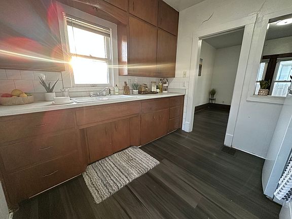 3rd image of 1027 Lincoln St