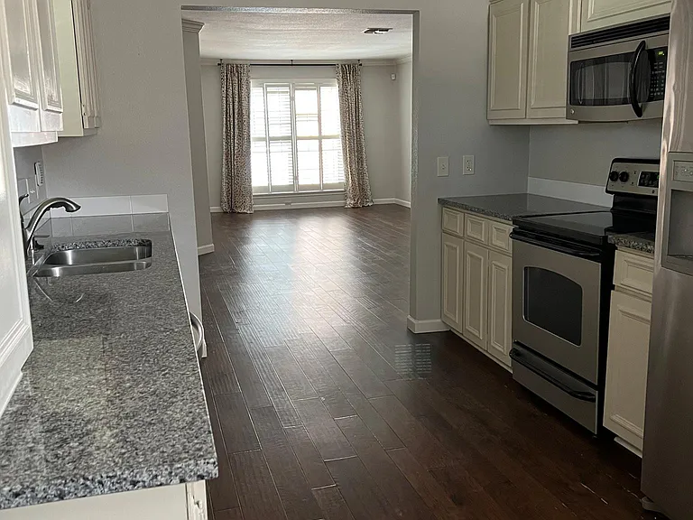 7815 Broadway St #306 — Photo 8