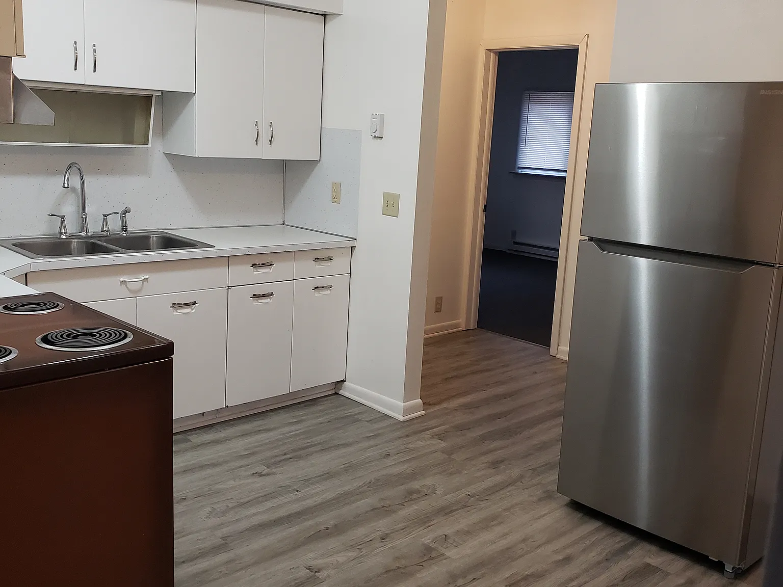 Spacious 2bd 1br W/ New Floors In Desirable Location Near Golf Course — Photo 2