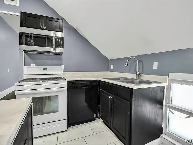 199 Amber St #2 — Photo 3